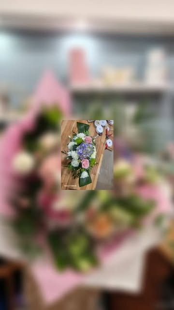 Συνθέσεις σε ροζ τόνους μέσα στο κατάστημα